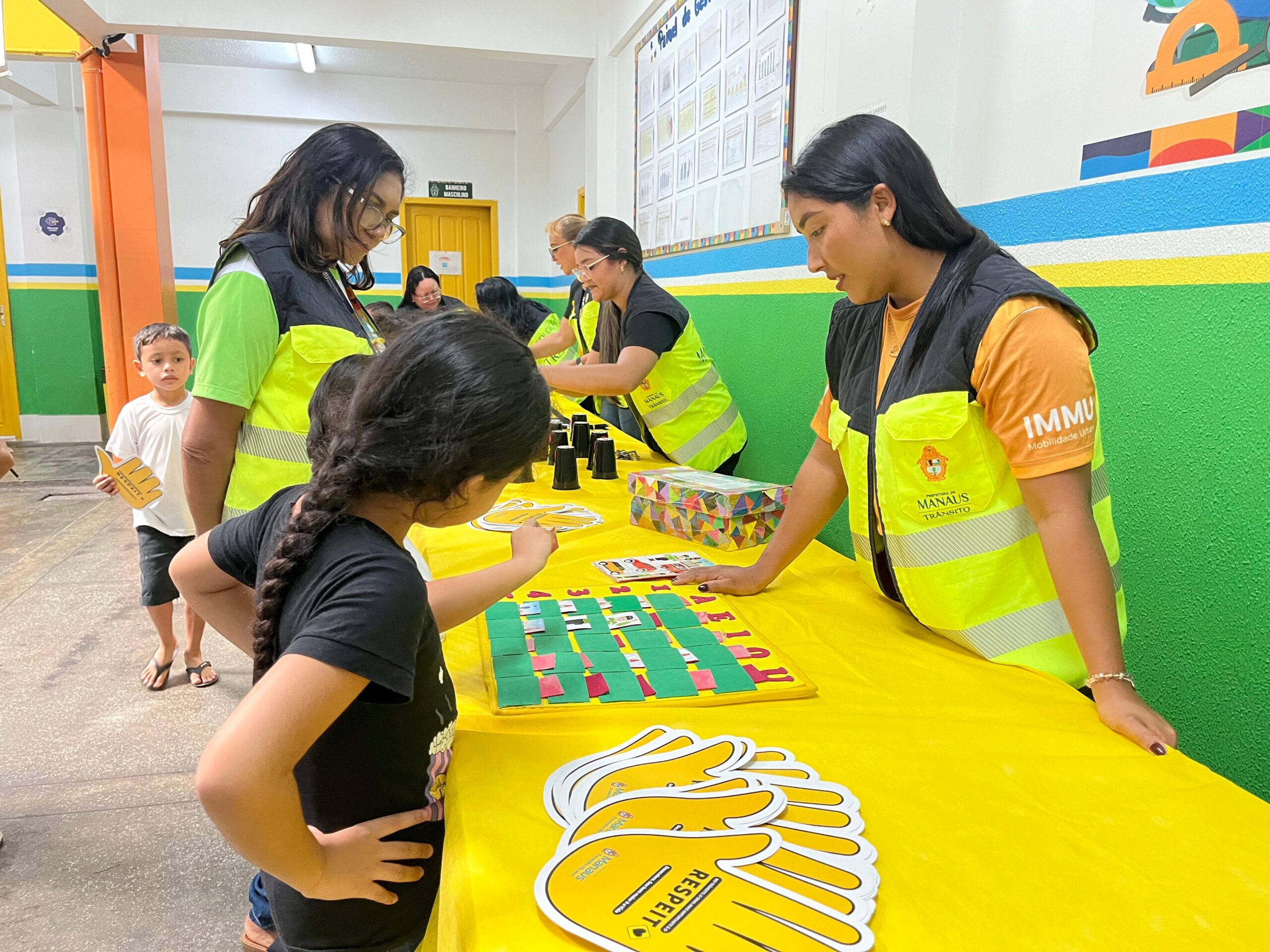 Prefeitura de Manaus leva educação ambiental e de trânsito à Escola Nazira Chamma Daou