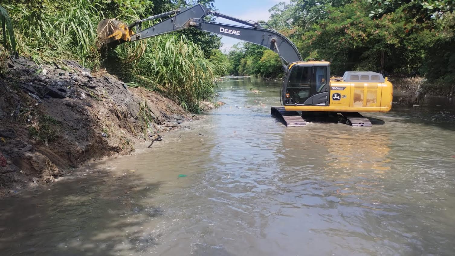 Prefeitura de Manaus inicia nova etapa de dragagem e desassoreamento dos igarapés da cidade para prevenir alagamentos