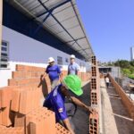Prefeito David Almeida fiscaliza obras da UBS Dom Milton e confirma inauguração para o mês de outubro com estrutura de porte 4
