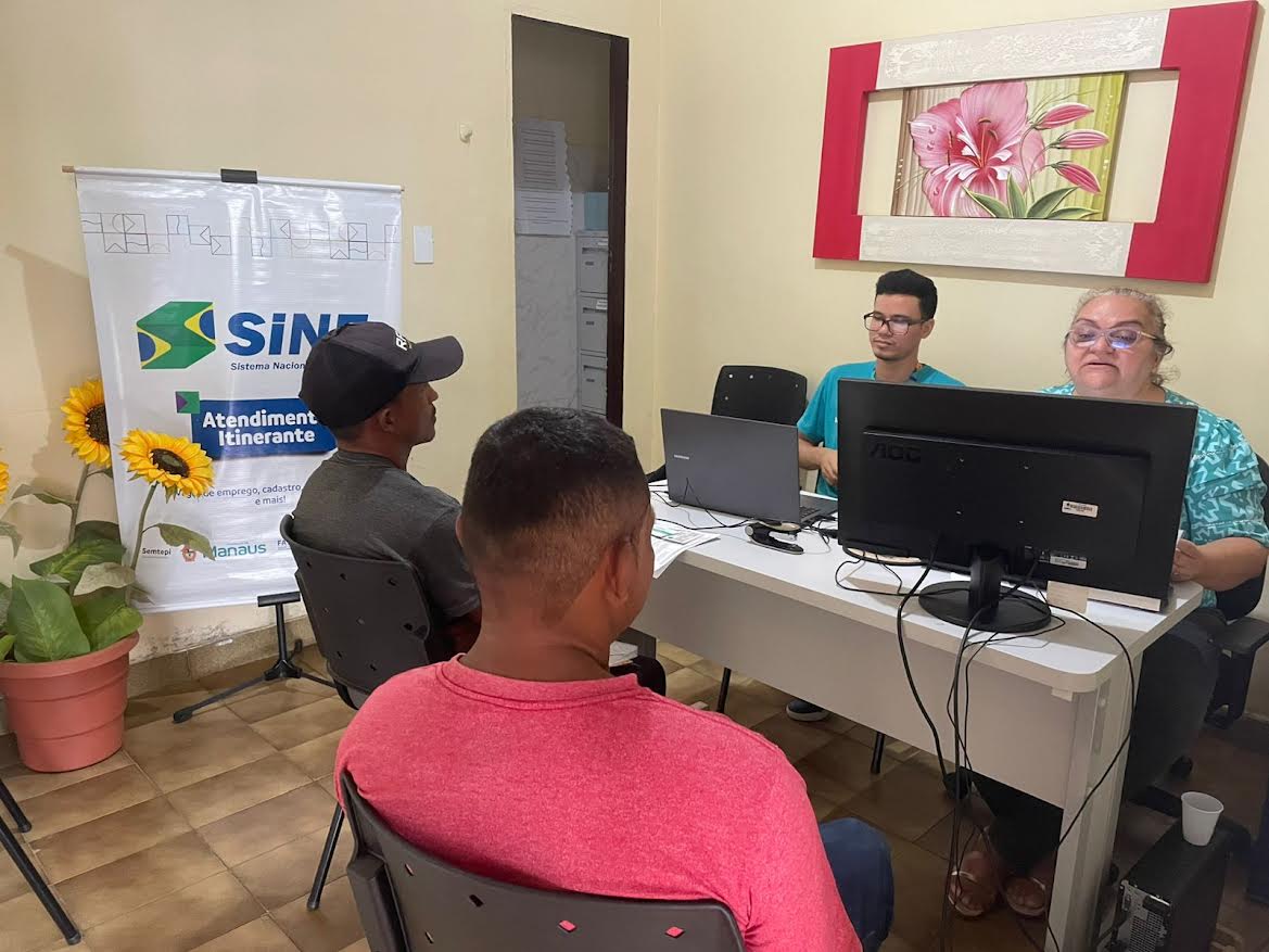 Prefeitura de Manaus leva atendimento do Sine a pessoas em situação de rua no bairro Petrópolis