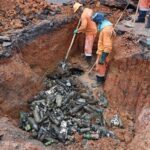 Descarte irregular de lixo provoca obstrução em drenagem e prefeitura atua para evitar novos alagamentos na Compensa
