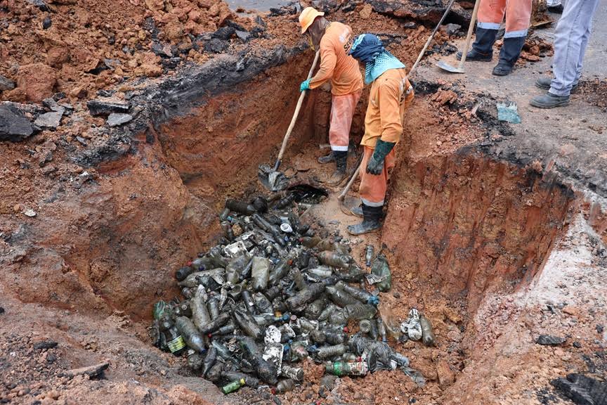 Descarte irregular de lixo provoca obstrução em drenagem e prefeitura atua para evitar novos alagamentos na Compensa