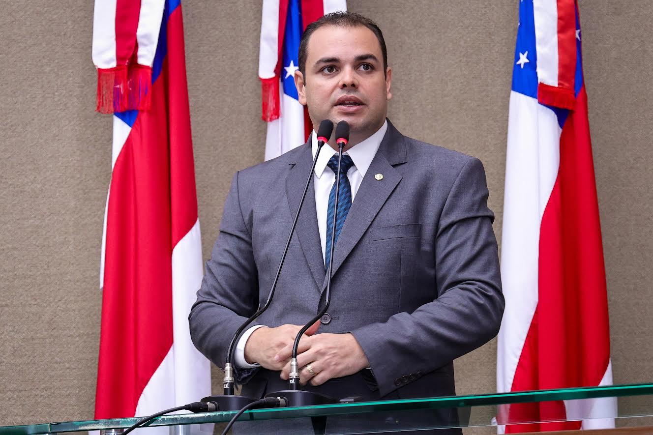 Presidente Roberto Cidade propõe lei para combater a dependência tecnológica de crianças e adolescentes nas escolas do Amazonas