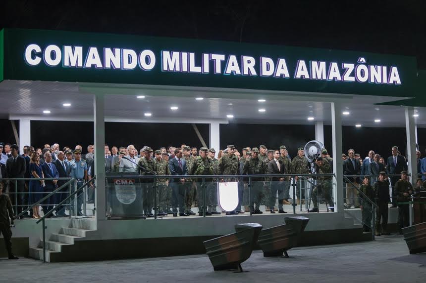 Prefeito David Almeida participa da troca de comando do CMA e reafirma compromisso de cooperação com as Forças Armadas