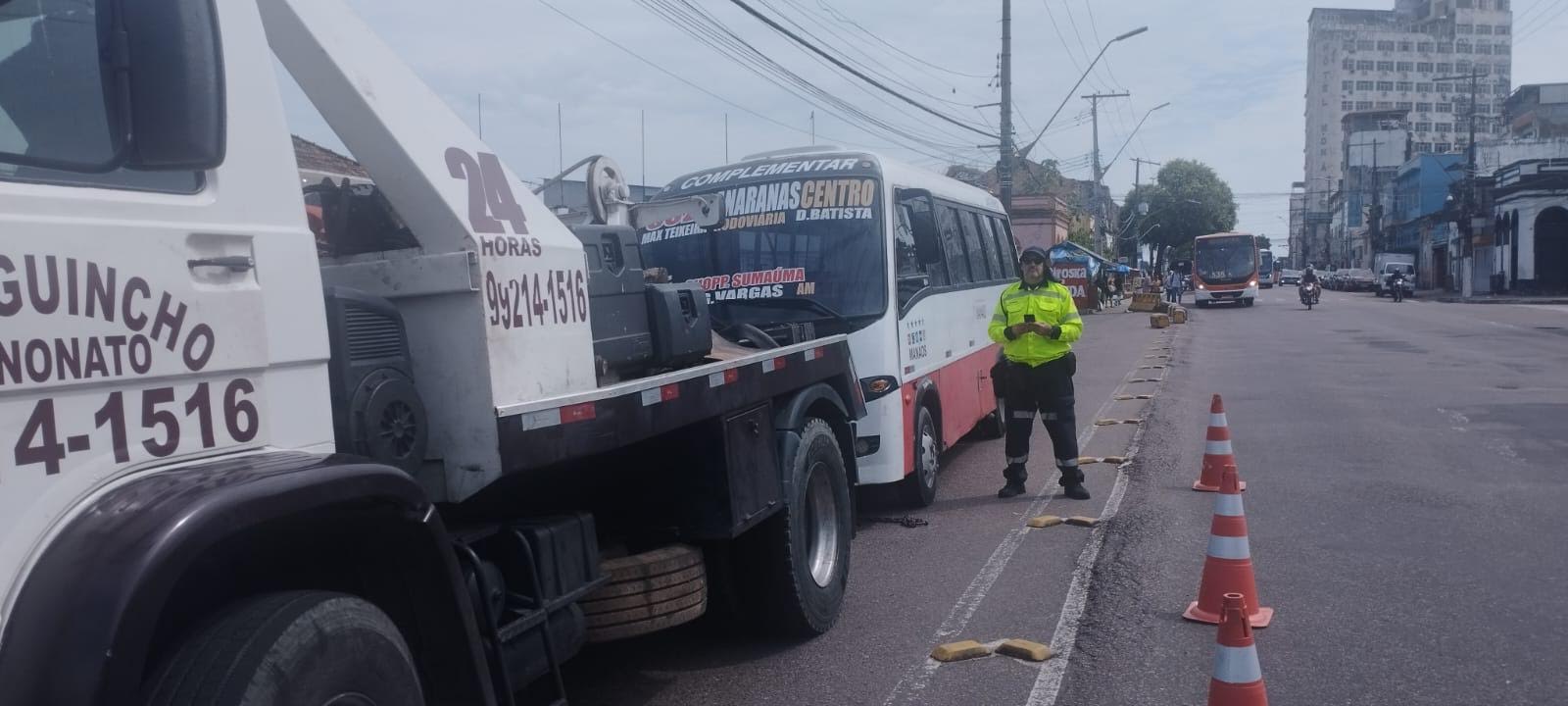 Prefeitura de Manaus apreende micro-ônibus com risco de incêndio e condutora sem habilitação adequada no Centro