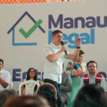 Prefeito David Almeida consolida maior programa de regularização fundiária da história de Manaus e entrega 300 títulos definitivos na Cidade do Leste