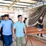 Prefeito David Almeida vistoria construção da nova praça de alimentação da feira da Manaus Moderna