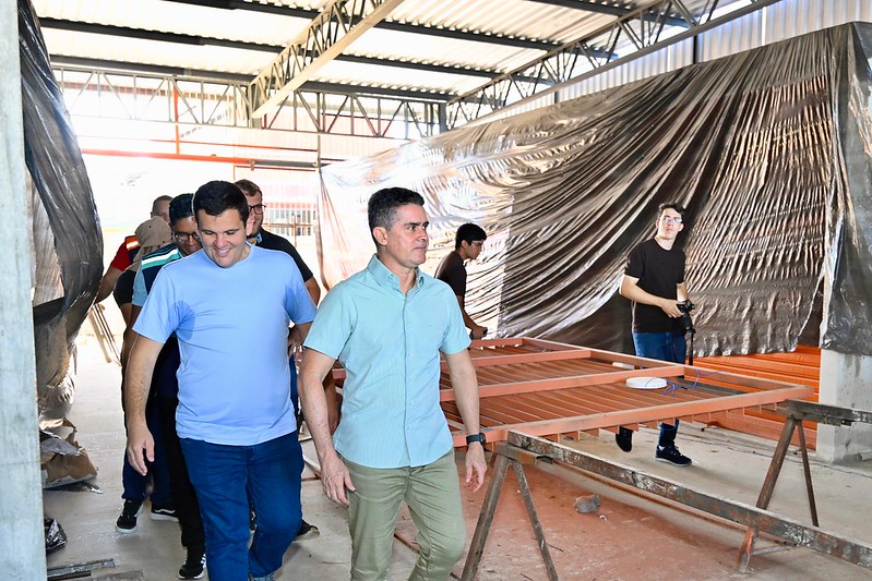 Prefeito David Almeida vistoria construção da nova praça de alimentação da feira da Manaus Moderna