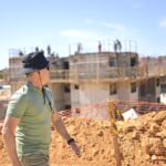 Prefeito David Almeida fiscaliza construção de conjunto habitacional com 576 moradias na avenida do Turismo