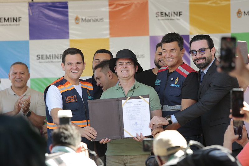 Prefeito David Almeida assina ordem de serviço para pavimentação inédita da comunidade dos Nobres