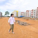 Prefeito David Almeida inspeciona obras do residencial Carlos Braga, primeiro construído e entregue pela gestão