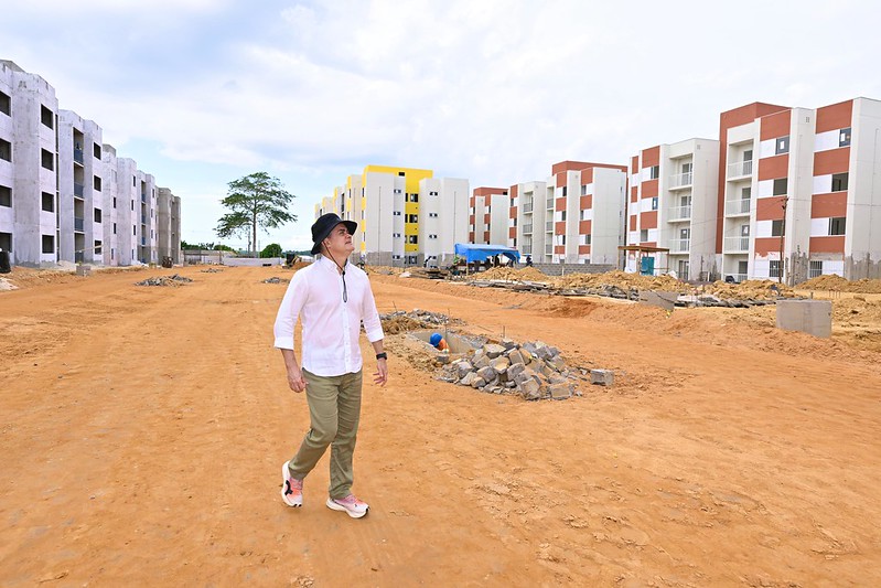 Prefeito David Almeida inspeciona obras do residencial Carlos Braga, primeiro construído e entregue pela gestão