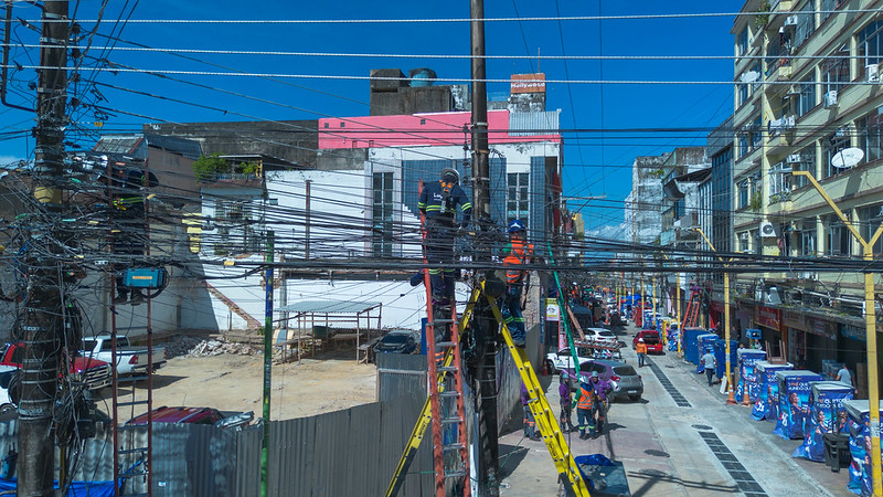 Prefeitura realiza nova operação de retirada de cabos e fios em desuso na rua Marcílio Dias