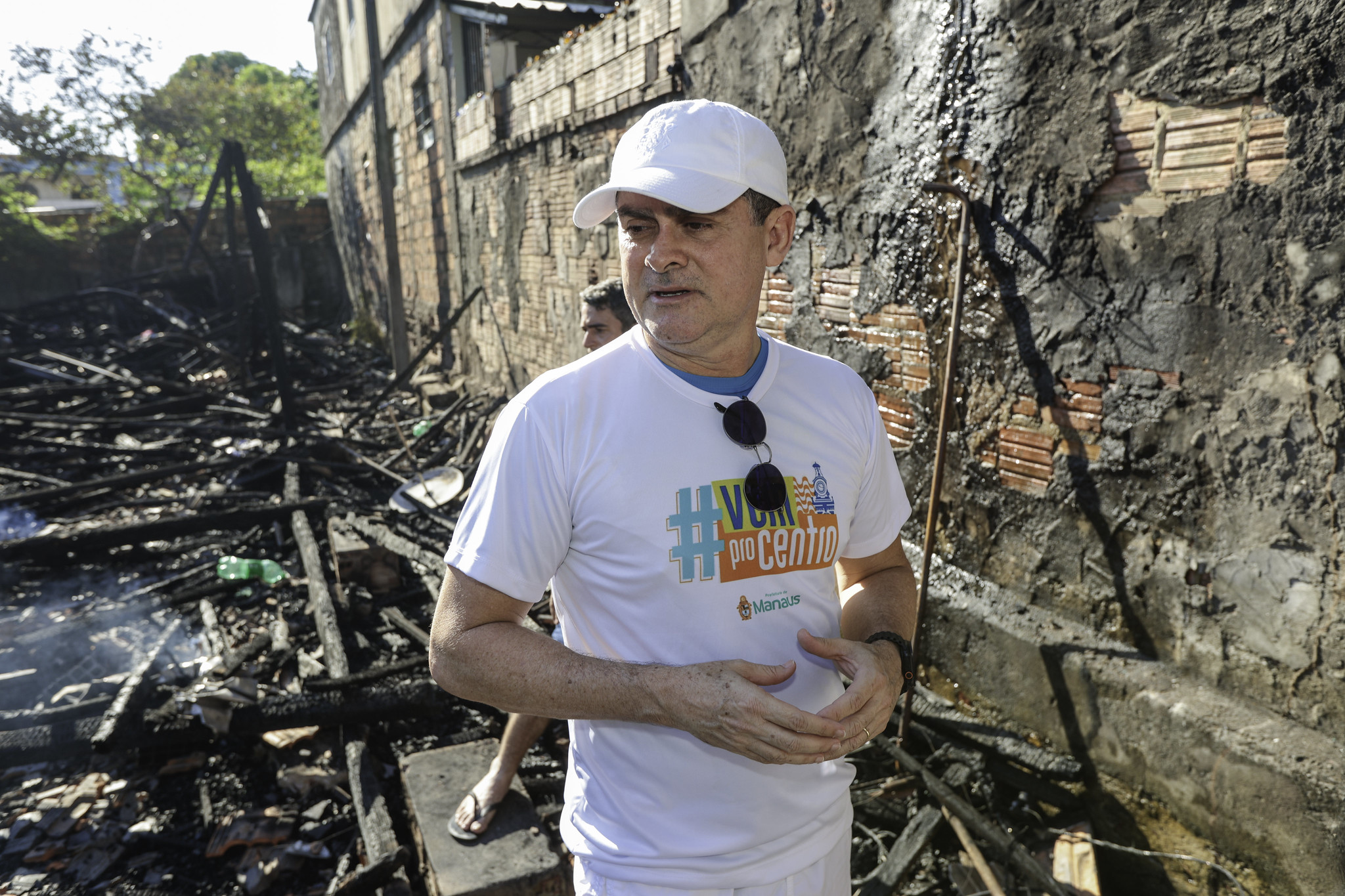 Prefeito David Almeida visita área atingida por incêndio no Morro da Liberdade e aciona programa ‘Casa Manauara’ para reparos