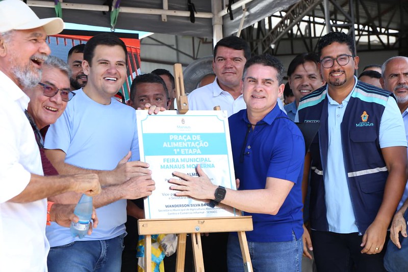 No Dia do Feirante, prefeito David Almeida entrega 1ª etapa da nova praça de alimentação da feira da Manaus Moderna