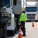 Prefeitura de Manaus remove oito caminhões com irregularidades durante operação ‘Carga Pesada’