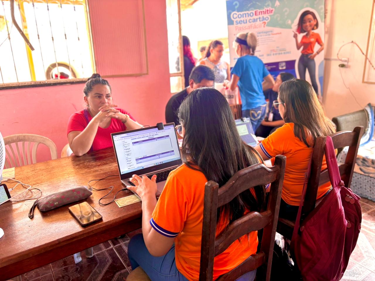 Prefeitura de Manaus leva emissão do cartão ‘PassaFácil’ para famílias do Colônia Terra Nova