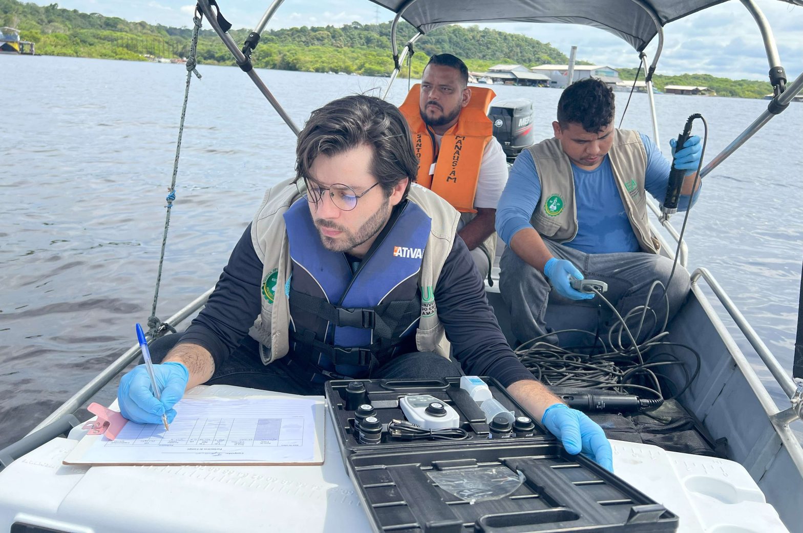 UEA e Ipaam analisam qualidade da água do Rio Tarumã-Açu, em Manaus