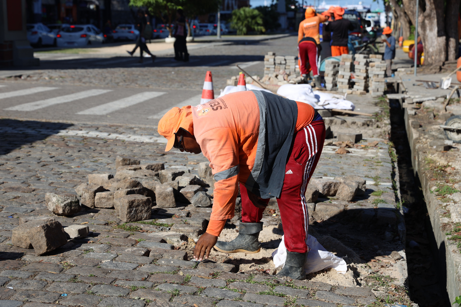 Prefeitura revitaliza mais de mil metros de calçadas e transforma acessibilidade no Centro Histórico de Manaus