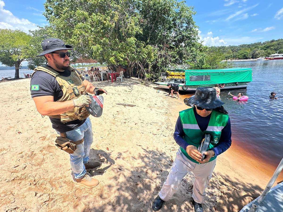 Prefeitura de Manaus realiza ação de fiscalização e educação ambiental na praia do Tupé