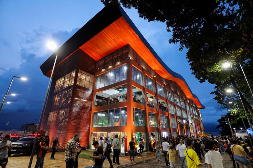 Mutirão do Centro ilumina Manaus com 570 pontos de LED e transforma espaços históricos