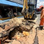 Prefeitura de Manaus recupera rede de drenagem profunda em rua do Comércio, no Parque 10