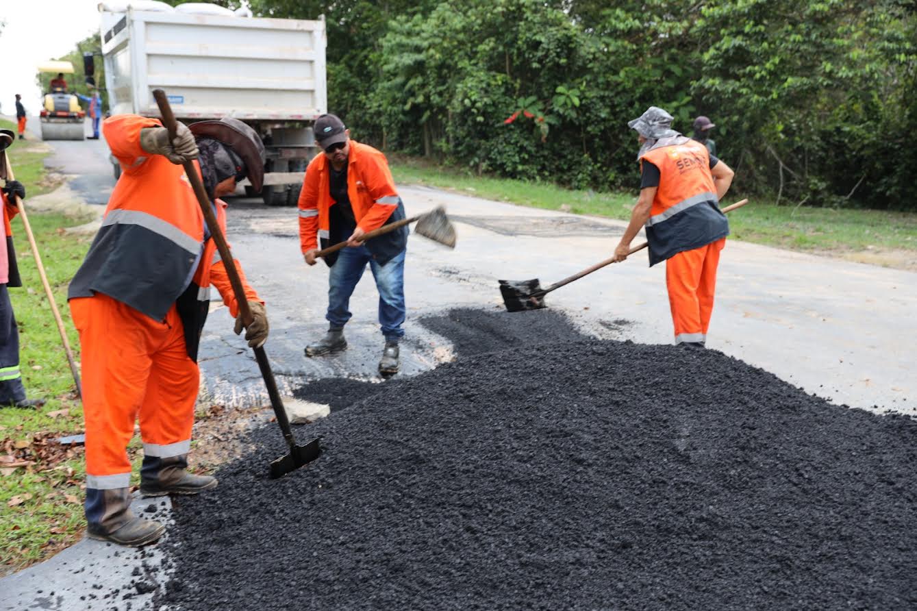Prefeitura de Manaus leva melhorias para a zona rural com novo asfalto no ramal do Brasileirinho