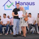 Prefeito David Almeida realiza entrega histórica no Morro da Liberdade e gestão ultrapassa marca de 12 mil registros de imóveis entregues