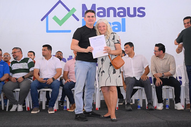 Prefeito David Almeida realiza entrega histórica no Morro da Liberdade e gestão ultrapassa marca de 12 mil registros de imóveis entregues