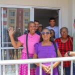 Prefeito David Almeida acompanha visita de famílias ao residencial Carlos Braga e anuncia entrega da primeira etapa em novembro