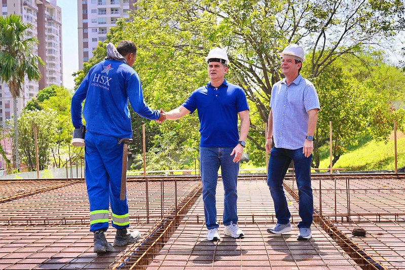 Prefeito David Almeida vistoria obras de assistência social e saúde em Manaus