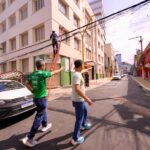 Prefeito David Almeida fiscaliza ação de despoluição visual na Quintino Bocaiúva e reforça que operação já soma mais de 6,5 toneladas de fios e cabos removidos