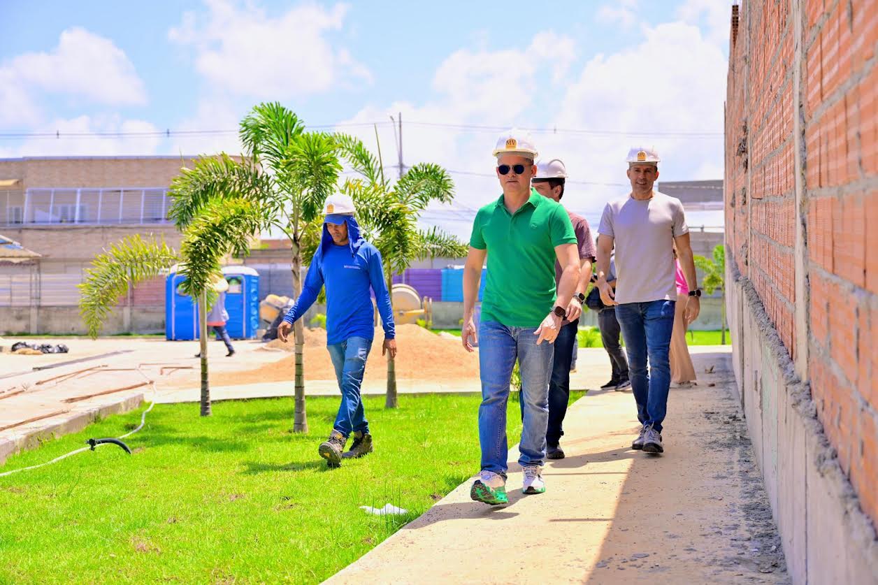 Prefeito David Almeida vistoria obras de UBSs na zona Norte com entregas previstas para início de 2026