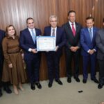 Presidente do TCE-AM participa de homenagem ao ministro do STJ Luiz Gurgel de Faria na Aleam