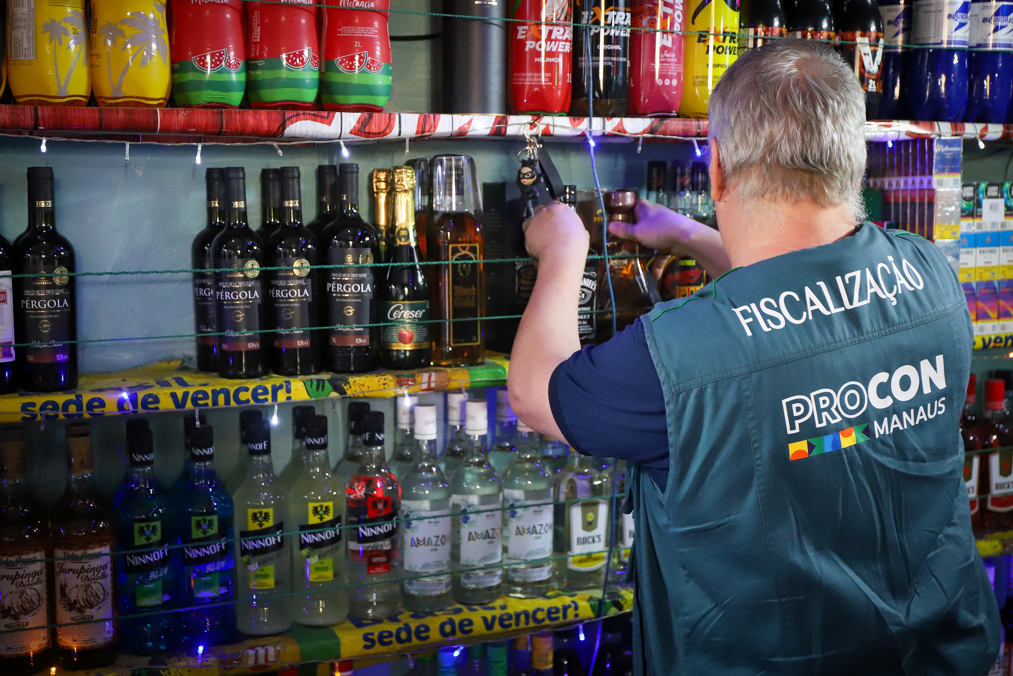 Prefeitura de Manaus apreende 13 mil litros de bebidas em situação irregular na operação ‘Zero Metanol’