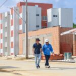 Prefeito David Almeida acompanha reta final de obras do residencial Carlos Braga destinado a 576 famílias em Manaus