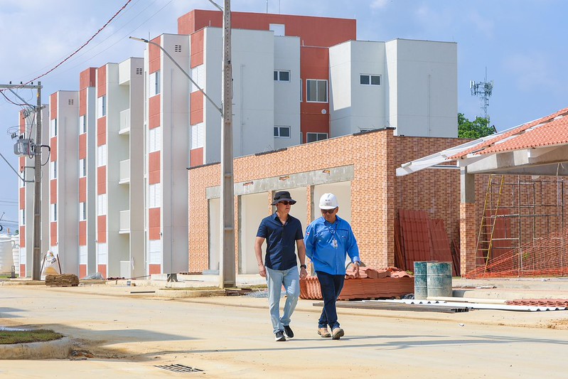Prefeito David Almeida acompanha reta final de obras do residencial Carlos Braga destinado a 576 famílias em Manaus