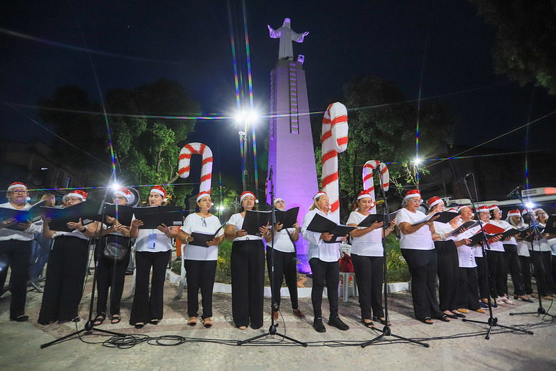 Prefeitura de Manaus entrega decoração de Natal na praça dos Remédios com Cantata Natalina