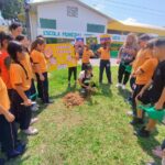 Estudantes da Prefeitura de Manaus participam de plantio de mudas com práticas lúdicas