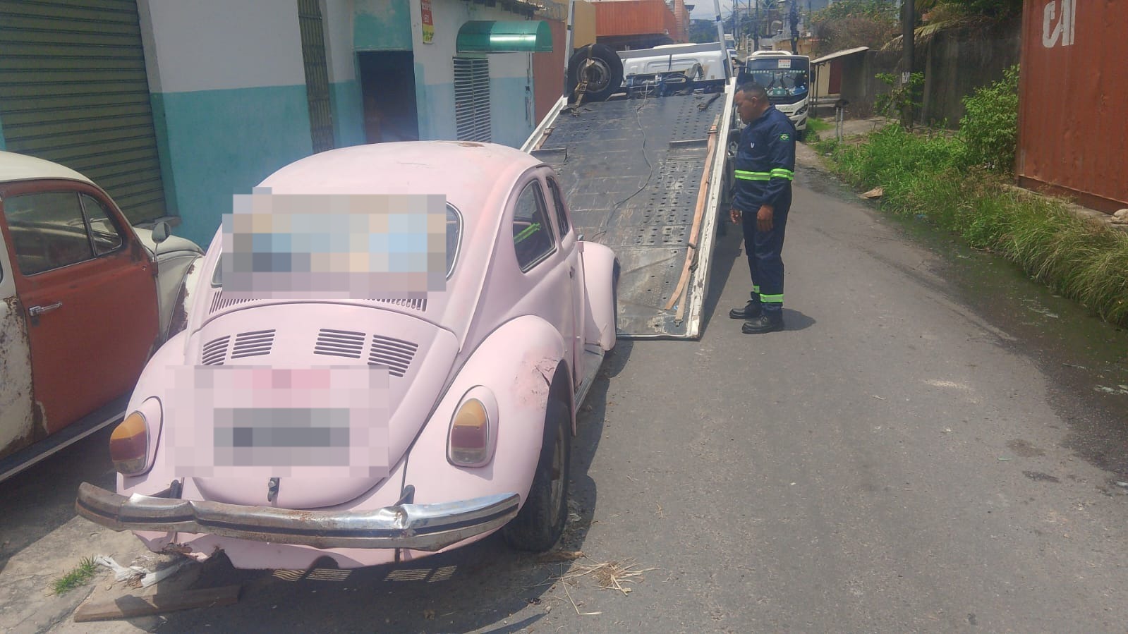 Prefeitura intensifica operação ‘Sucata’ e remove veículo irregular sobre ponte em Manaus