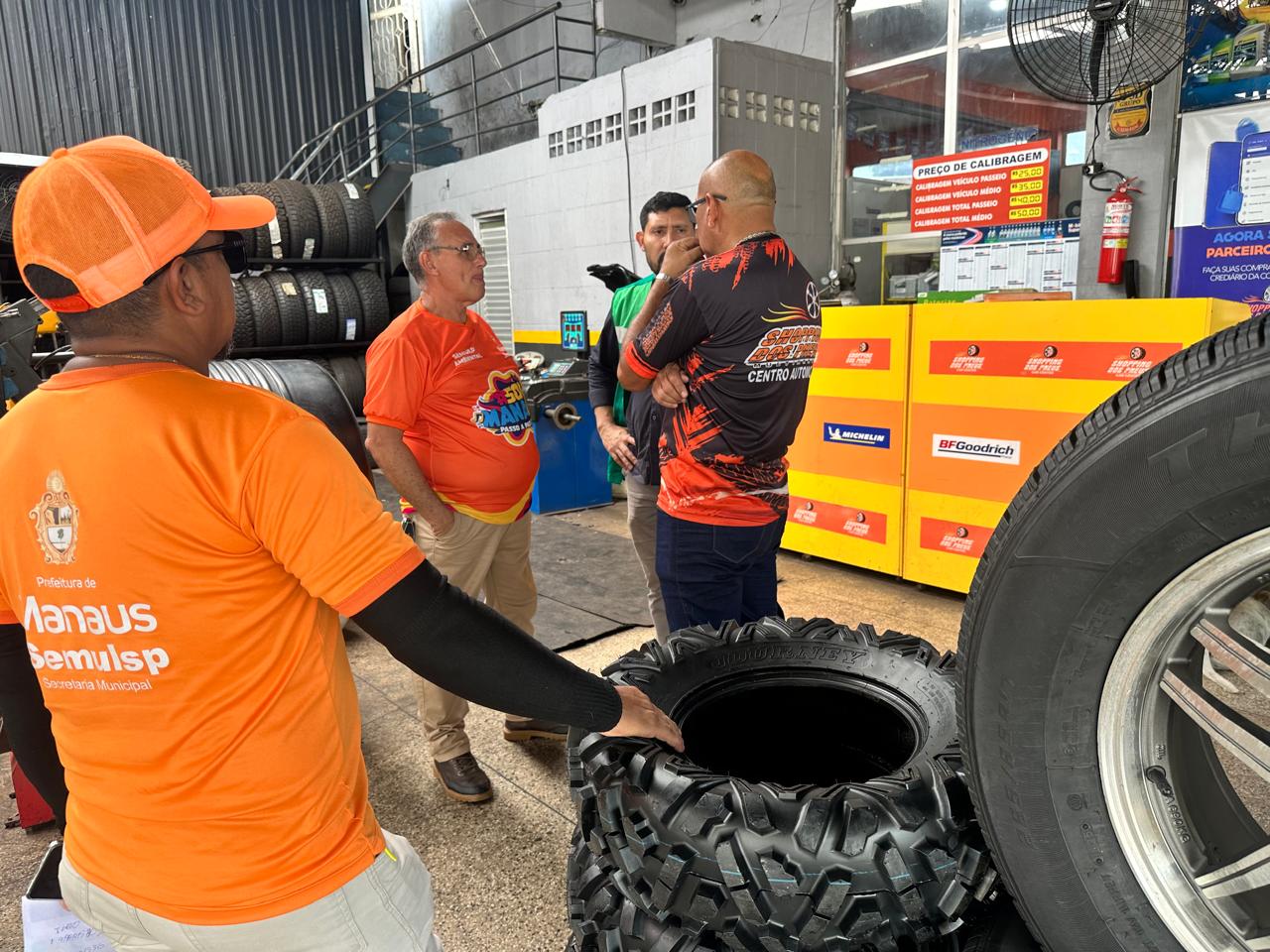 Prefeitura de Manaus realiza força-tarefa e notifica oito empresas por descarte irregular de pneus