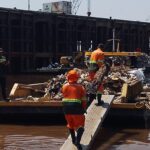 Prefeitura de Manaus realiza ação diária no rio Negro e recolhe mais de 350 toneladas de lixo por mês