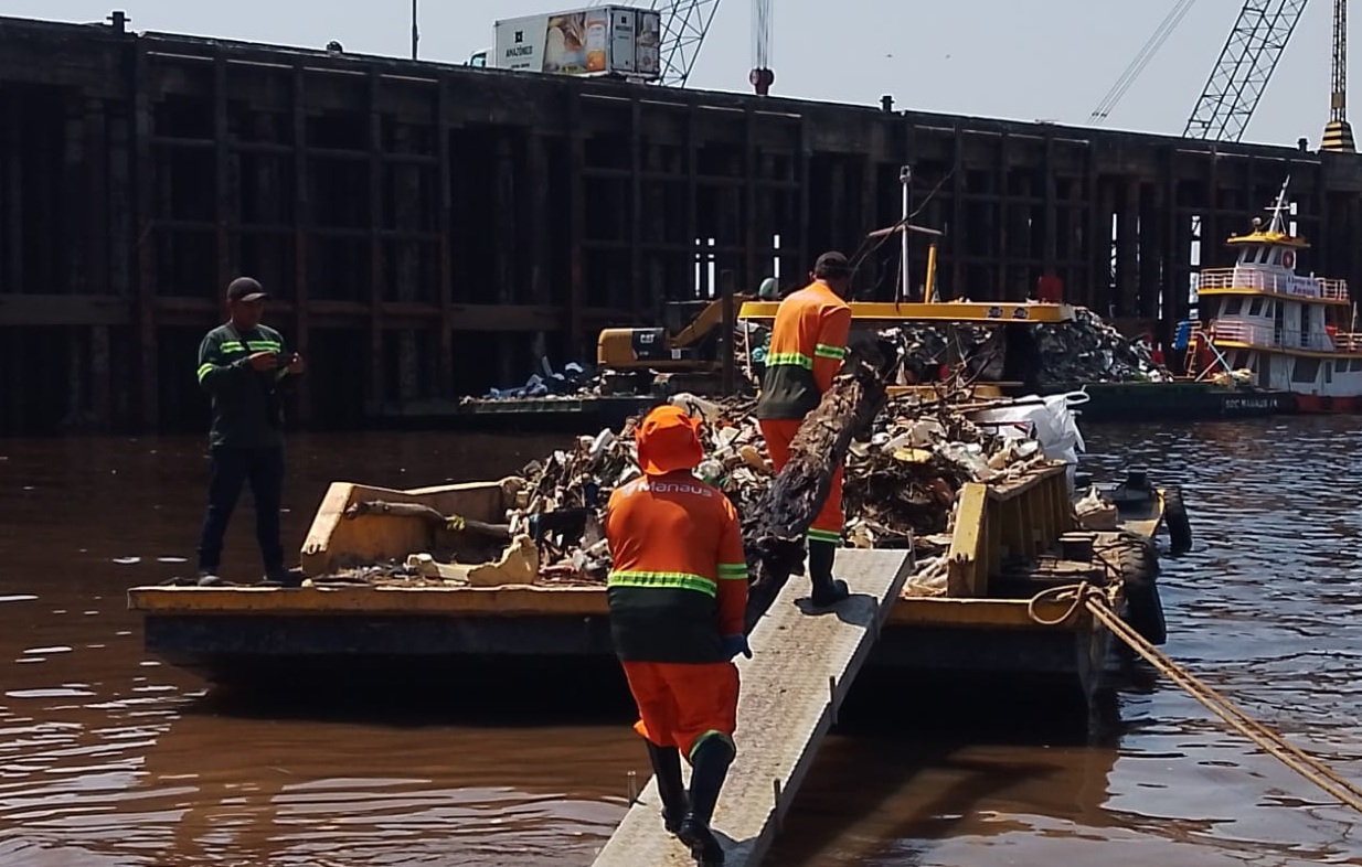 Prefeitura de Manaus realiza ação diária no rio Negro e recolhe mais de 350 toneladas de lixo por mês