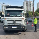 Prefeitura de Manaus realiza operação de fiscalização de veículos pesados na avenida Mário Ypiranga Monteiro