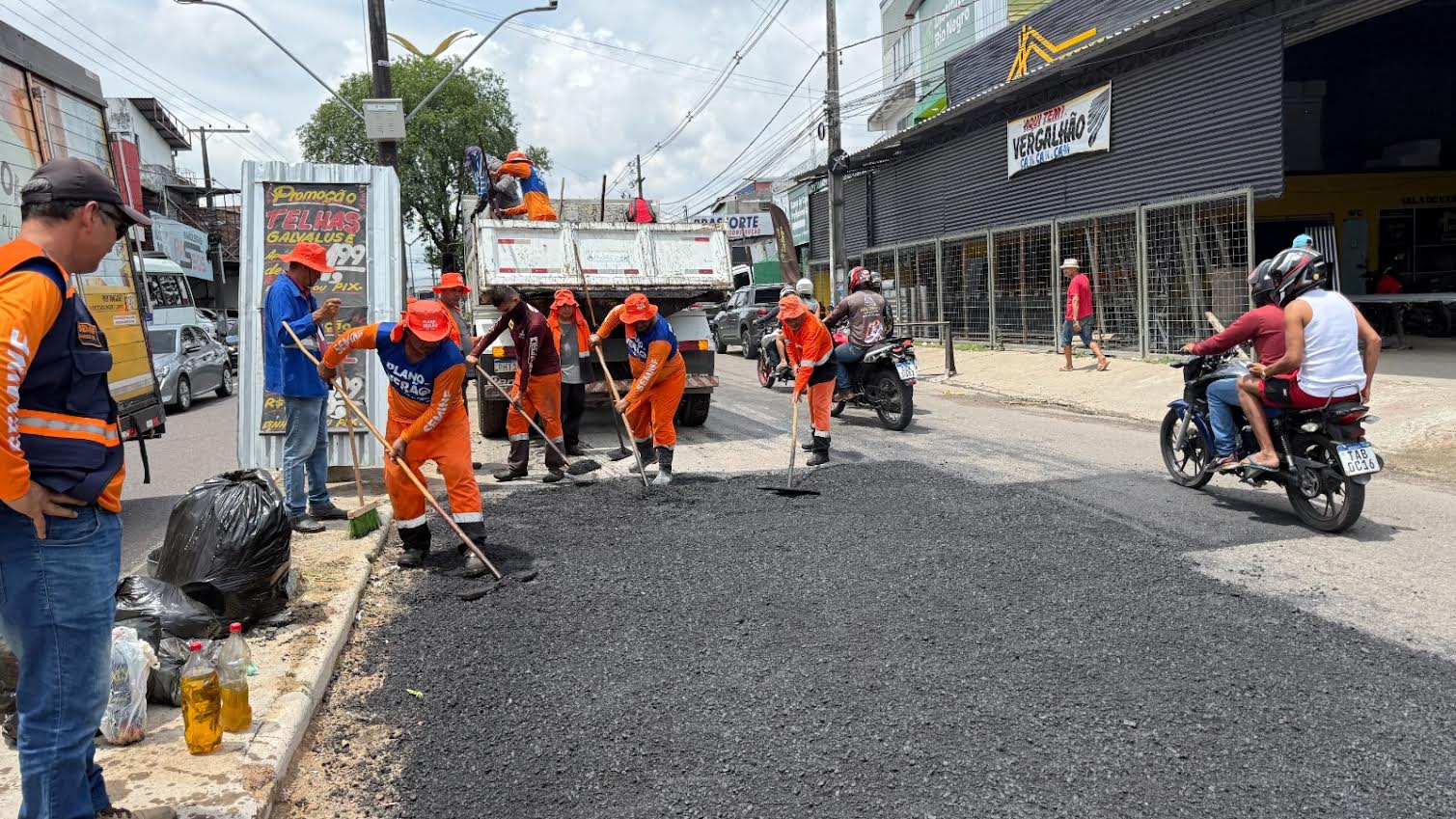 ‘Plano de Verão’ da prefeitura trabalha na revitalização da avenida Cosme Ferreira com o serviço de manutenção asfáltica