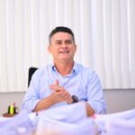 Prefeito David Almeida assina maior publicação da história do DOM e garante progressão para quase 10 mil servidores da Educação