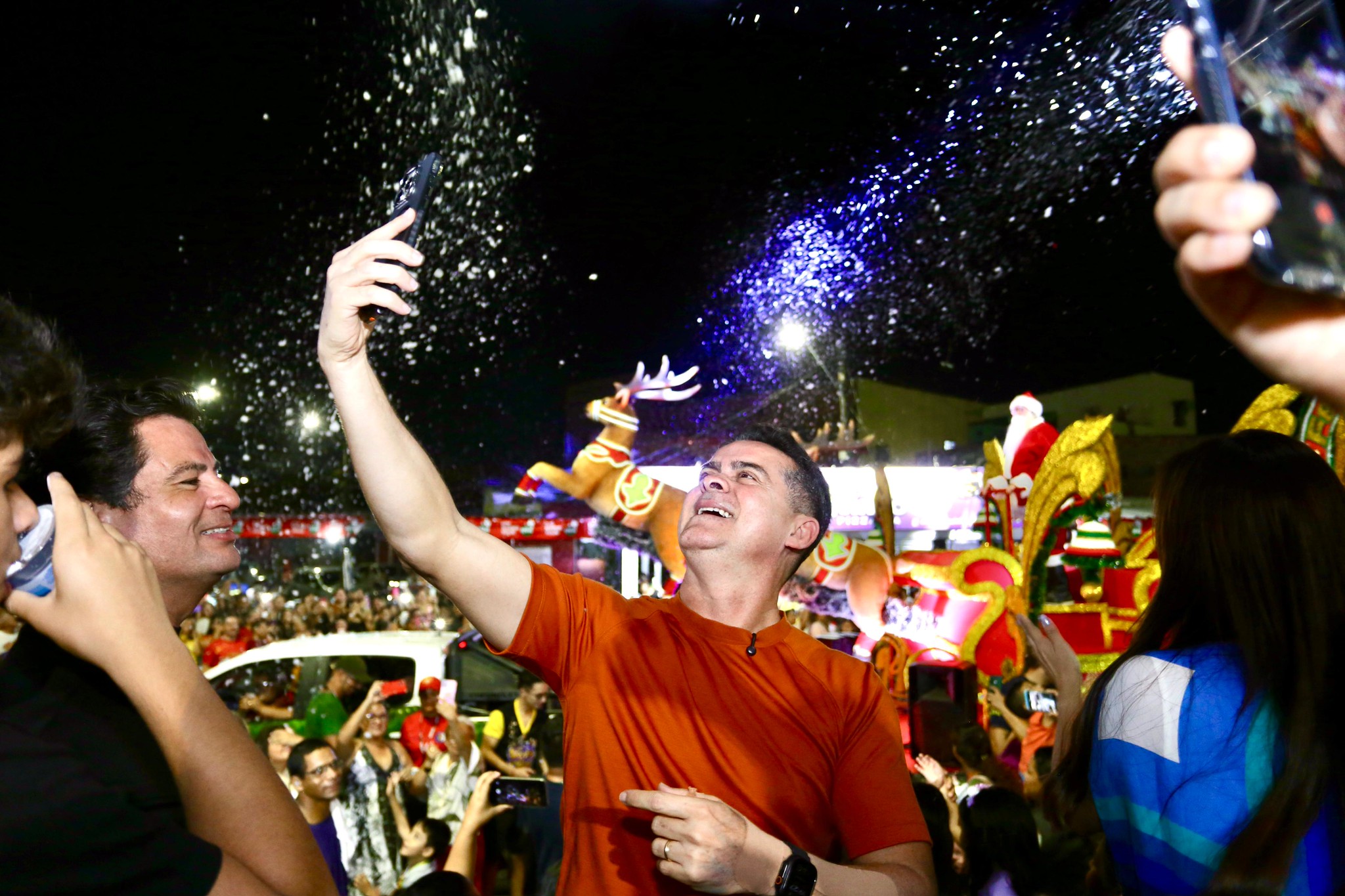 Prefeito David Almeida abre primeira Parada Natalina de 2025 com personagens de “Um Sonho de Natal” da Nova Igreja Batista