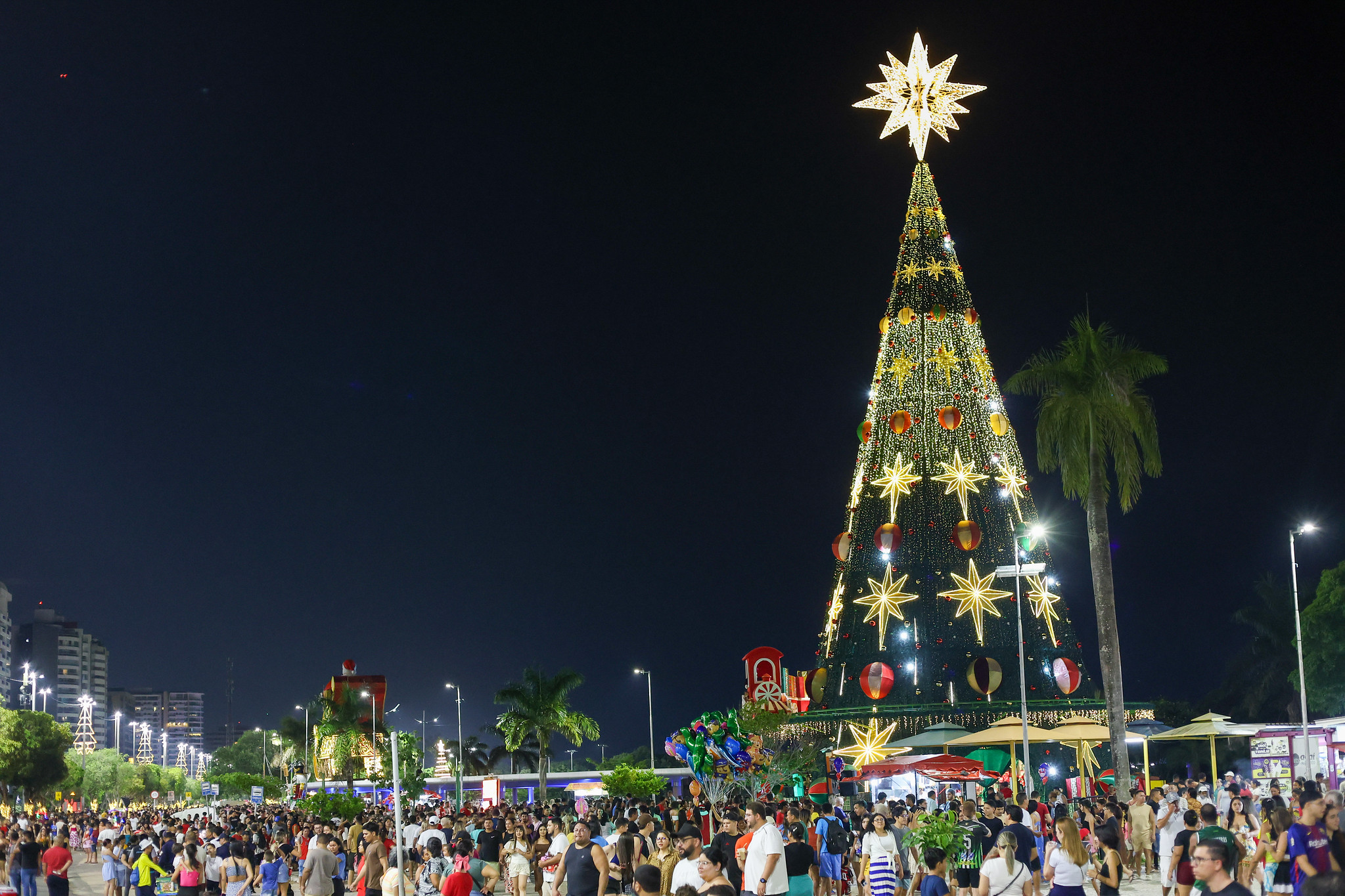 Prefeito David Almeida participa da Caravana Natalina na orla da Ponta Negra e destaca diversidade das programações de 2025