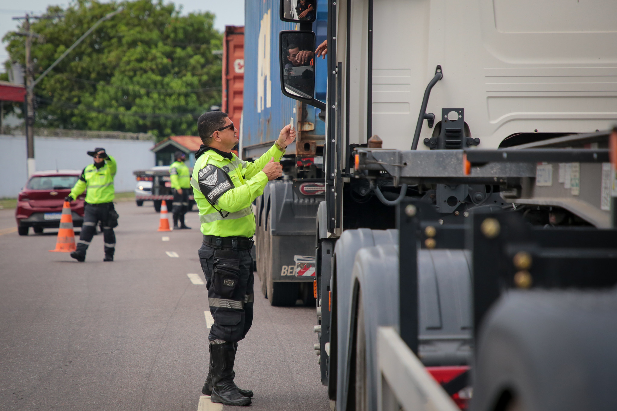 Prefeitura de Manaus remove veículos irregulares em operação ‘Carga Pesada’ no Distrito Industrial