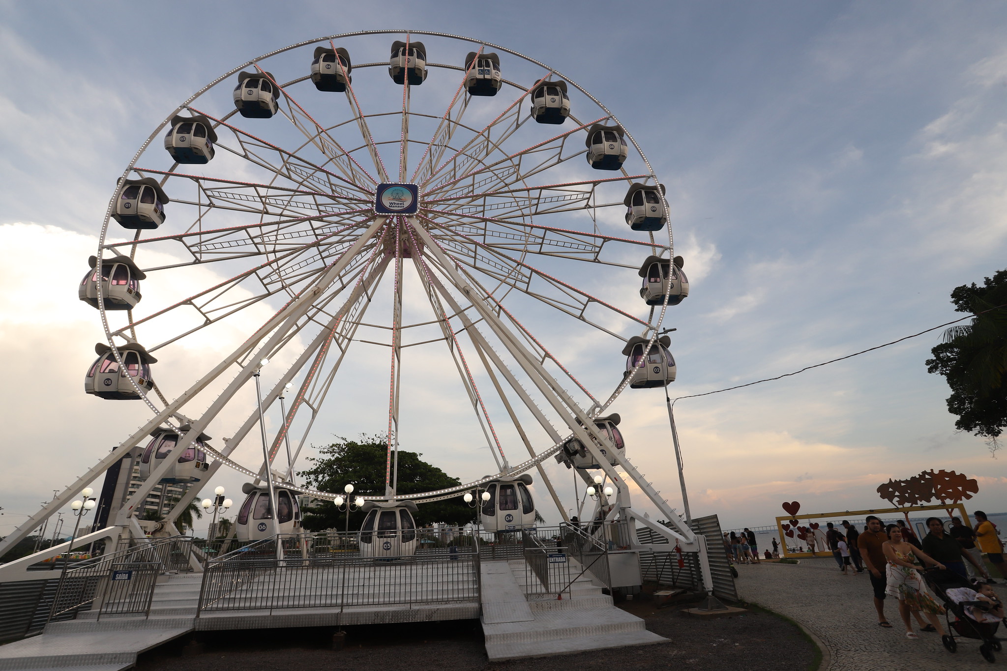 Parada Natalina da prefeitura leva brilho e encanto da magia do Natal à Ponta Negra